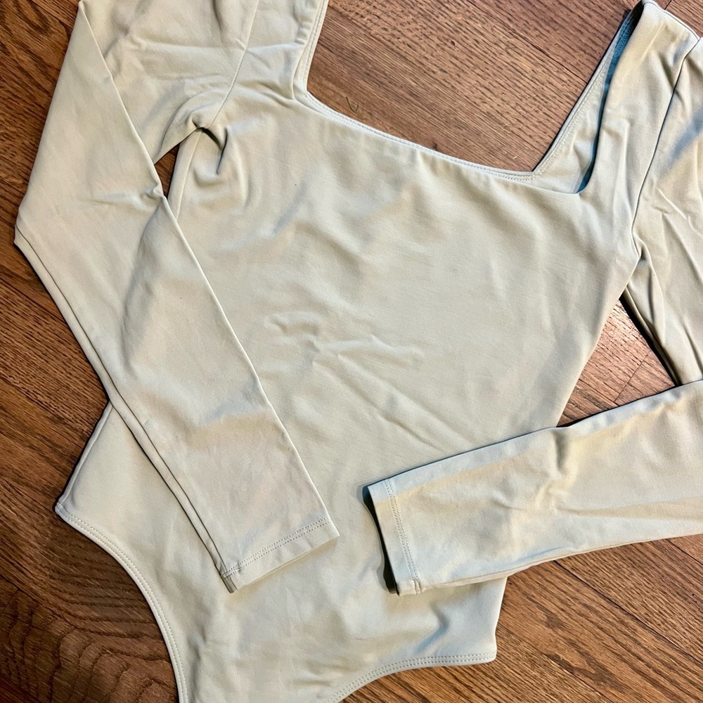 ARITZIA BABATON Contour Squareneck Longsleeve Bodysuit
